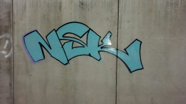 LA POLICÍA LOCAL COGE “IN FRAGANTI” A TRES GRAFITEROS QUE ESTABAN PINTANDO UNAS PISTAS DEPORTIVAS