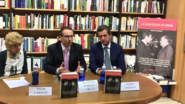Un libro desvela el archivo personal de José Armero, persona que conectó a Carrillo y Suárez.