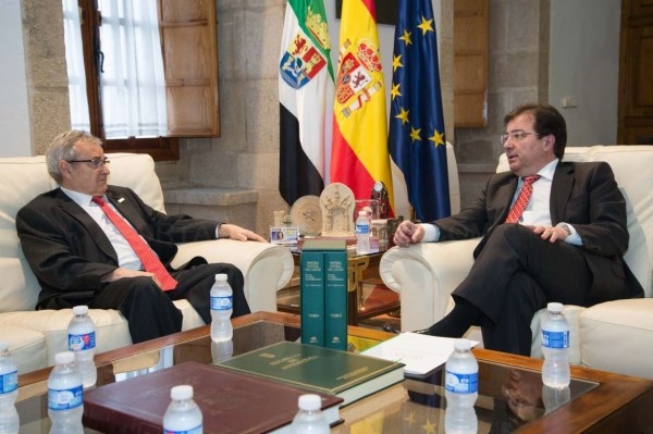 Fernández Vara recibe a los miembros de la nueva directiva de la Asociación Española contra el Cáncer de Badajoz