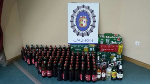 La policía local ha intervenido un total de 293 botellas de bebidas alcohólicas en una multitienda.