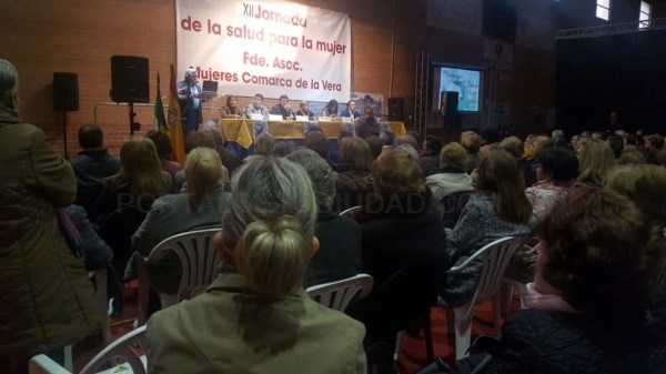 Fernández Vara destaca la importancia de concienciar sobre las campañas preventivas de enfermedades y el uso racional del sistema sanitario.