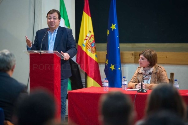 Fernández Vara destaca la aportación realizada por las bandas de música a la historia de Extremadura.