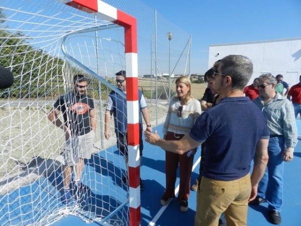Elena Nevado inaugura las nuevas pistas polideportivas de Cáceres El Viejo.