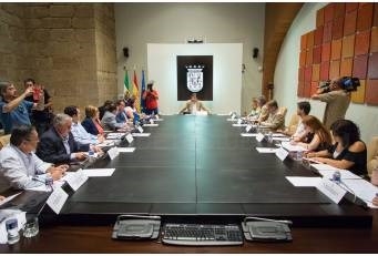 El Pacto por el ferrocarril une a las fuerzas políticas y sociales extremeñas en la lucha por un tren digno.