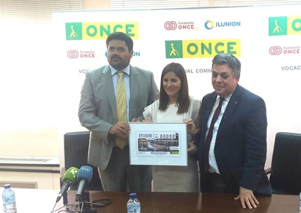 Gil Rosiña destaca la labor social de la ONCE en la presentación del cupón del Día de Extremadura