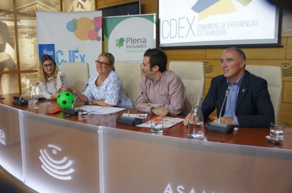 El director general del IJEX apuesta por la continuidad en próximos años del proyecto Comunidades de Experiencia 2.0