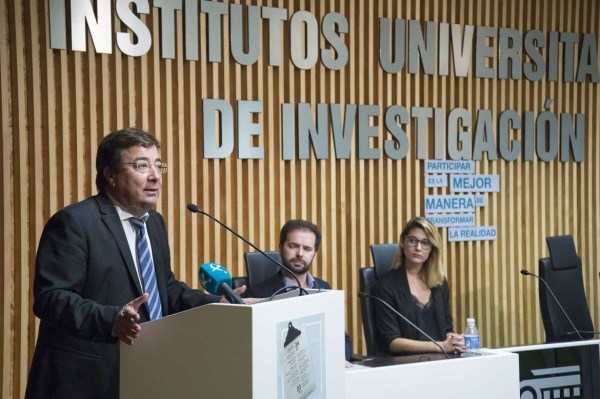 Fernández Vara insta a los jóvenes a aportar propuestas para hacer frente a los problemas que los acucian