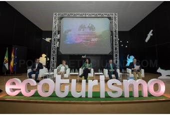 La presidenta de la Diputación insta a trabajar conjuntamente en el ecoturismo como recurso contra el despoblamiento.