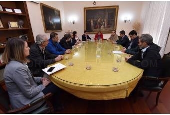 La Diputación firma el nuevo contrato de conservación de la red viaria para dos años .