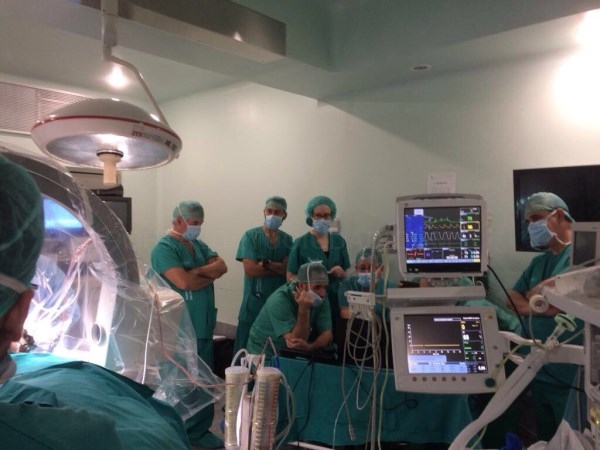 Neurocirugía de Cáceres realiza el primer implante en Extremadura de un estimulador cerebral profundo para tratamiento de la enfermedad de Parkinson,
