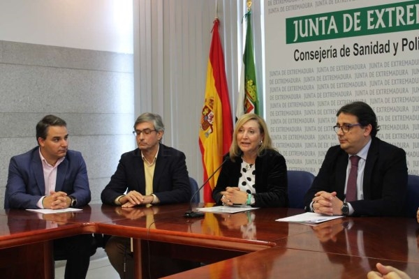 La Asociación Oncológica Extremeña dona 25.000 euros a la Junta para colaborar en la investigación del cáncer.
