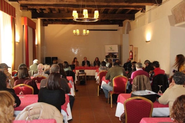 El director general de Turismo expone a los socios del Club Birding in Extremadura las acciones previstas para el desarrollo del sector.