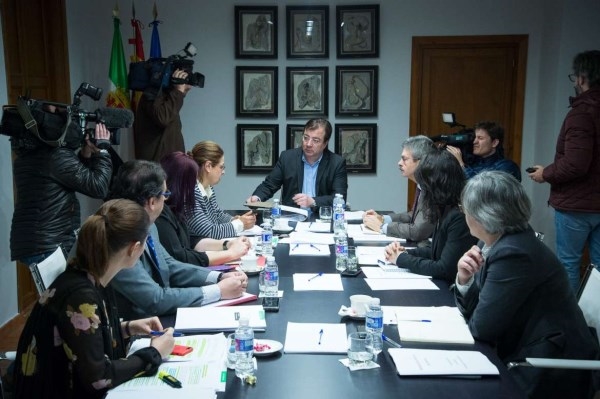 El Ejecutivo regional ha adoptado acuerdos como la contratación de la gestión de la Red de Centros de Servicios al Transporte de Extremadura,