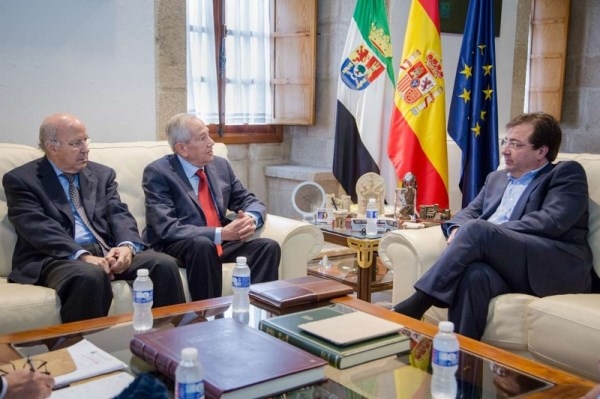 El presidente recibe a miembros de Guadalupex que reivindican que el Monasterio de Guadalupe dependa de una diócesis extremeña
