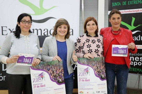 La directora general de Deportes y la directora del IMEX presentan la Carrera de la Mujer de Arroyo de la Luz