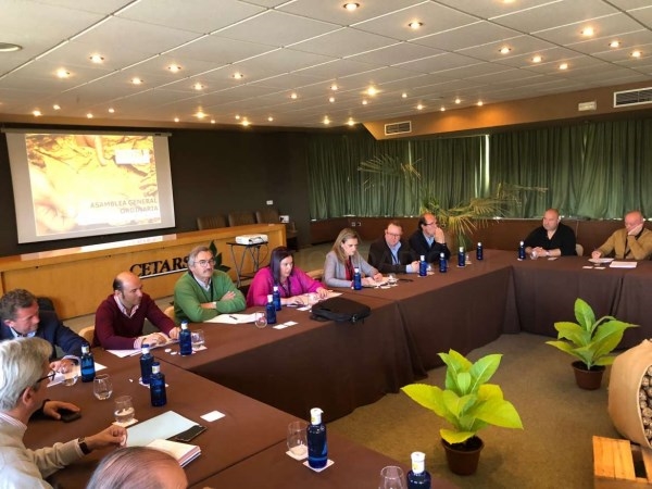 La consejera de Medio Ambiente y Rural,presenta a los tabaqueros el proyecto para reforzar la trazabilidad del sector.