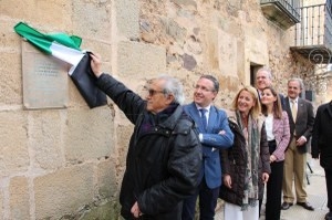 El Periódico Extremadura coloca una placa conmemorativa de su 95 aniversario en el Palacio de la Generala.