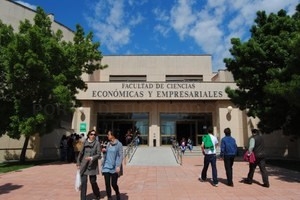 Final del Torneo de Debate  Ciencias Económicas y Empresariales “Debamed” y “Matsu” serán los dos equipos que compitan por conseguir la victoria.