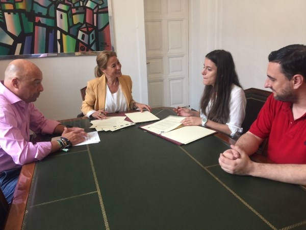 Ayuntamiento y Consejo Local de la Juventud firman un convenio para realizar actividades destinadas a los jóvenes.