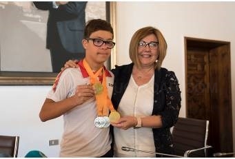Charo Cordero ha recibido al Campeón de España de Natación FEDDI y medallista en el Campeonato de Europa INAS de Natación.