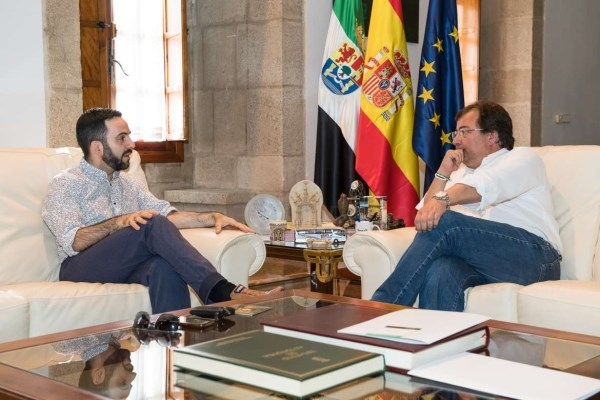 El director de cine Julián Quintanilla presenta al presidente de la Junta un proyecto cinematográfico y su próximo largometraje