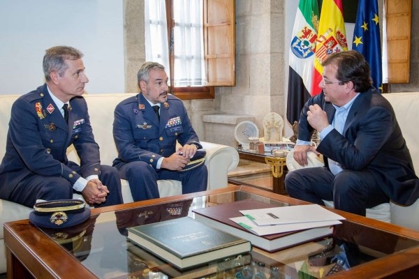 El presidente de la Junta recibe al coronel Vidal Fernández como nuevo jefe de la Base Aérea de Talavera la Real.