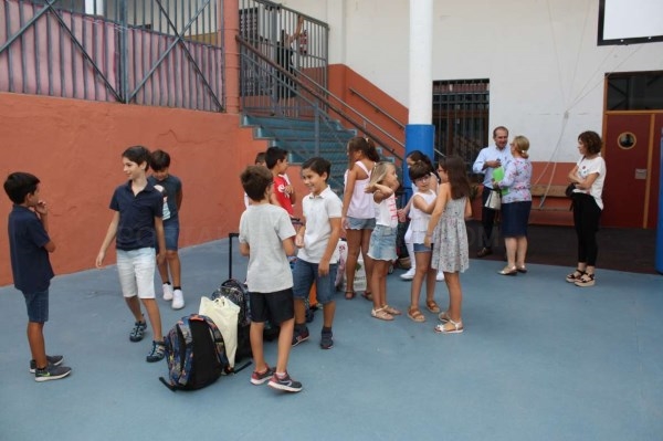 Los primeros estudiantes en comenzar el nuevo curso escolar inician las clases con total normalidad.