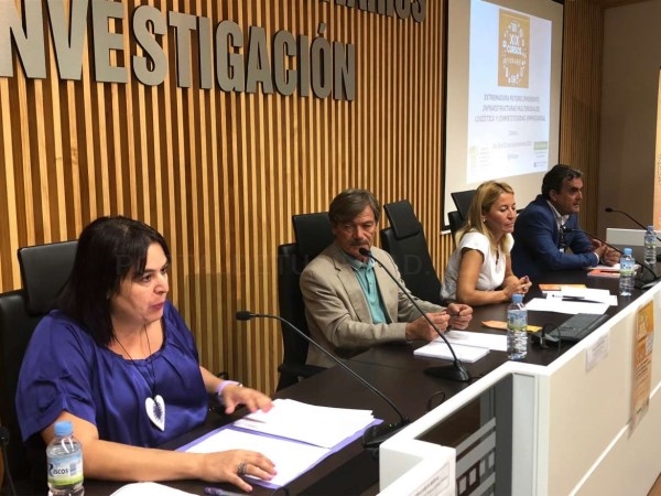 Begoña García recuerda que la red ferroviaria extremeña fue diseñada en el siglo XIX con intereses ajenos a la región.