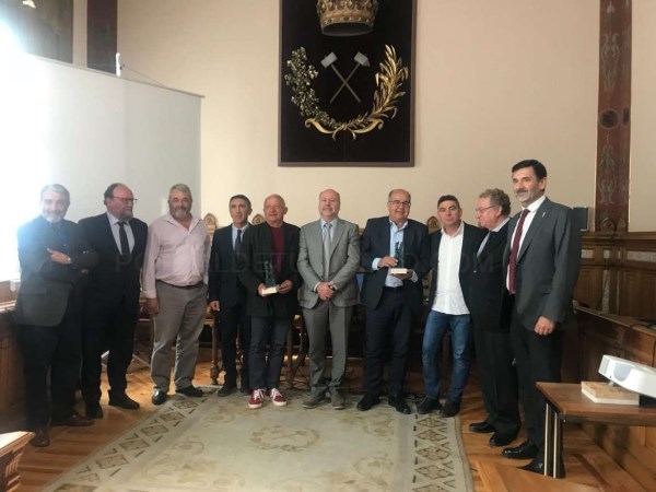 Medio Ambiente recibe el premio Alfonso XII a la Excelencia en el Mundo Subterráneo otorgado por la Asociación de Cuevas Turísticas de España.