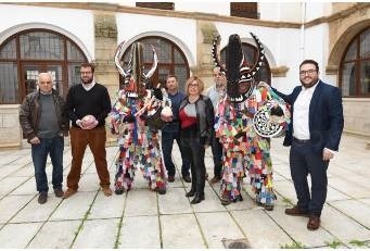 Este fin de semana, Jarramplas vuelva a recorrer las calles de Piornal, recibiendo una lluvia de nabos por parte de vecinos y visitantes.
