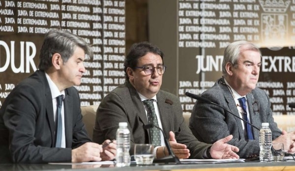 El consejero de Sanidad y Políticas Sociales, José María Vergeles, ha informado del descenso experimentado por las listas de espera en Extremadura