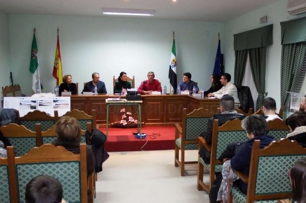 Esther Gutiérrez presenta el proyecto y características del nuevo colegio de Perales del Puerto
