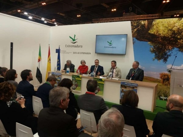 Escuchar La Dirección General de Turismo presenta las banderas azules de Orellana como estímulo para el resto de municipios de la región
