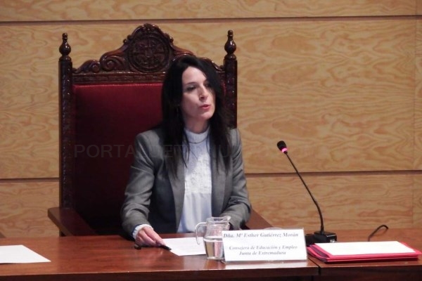 Esther Gutiérrez propone a la UEx trabajar conjuntamente para adaptar los estudios a las demandas del mercado laboral.