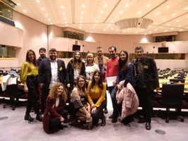 10 estudiantes de emisoras españolas, entre los que se encuentran dos miembros de OndaCampus, entrevistan a europarlamentarios en un programa de radio