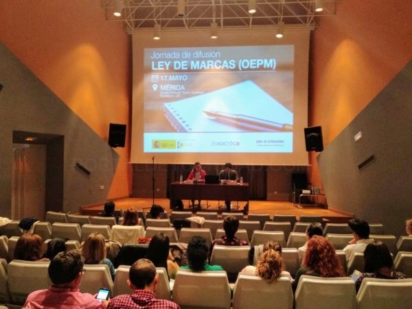Medio centenar de empresas se informan sobre las novedades de la nueva Ley de Marcas y Patentes.