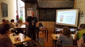 La ciencia en los bares reúne a cerca de un millar de personas en Extremadura.