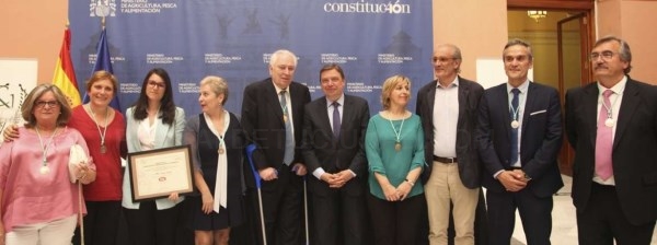 Antonio Cabezas recibe la medalla de plata de la Asociación del Cuerpo Nacional Veterinario.
