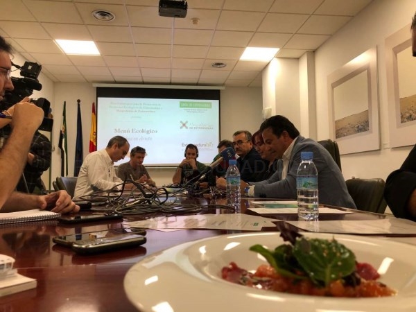 Begoña García presenta una iniciativa que proyecta los productos ecológicos Extremeños a través de Menú Ecológico ‘Cocina en directo’en Hospederías.