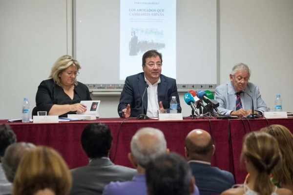Vara destaca la relevancia del periodismo y la abogacía en una democracia en la presentación del libro de Fernando Jáuregui