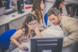 Un seminario fomenta las competencias del profesorado en la educación online.