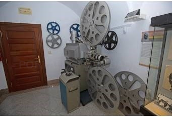 La Diputación expone, en el Museo Pedrilla, un proyector cinematográfico de “la edad de oro” del cine en Cáceres.