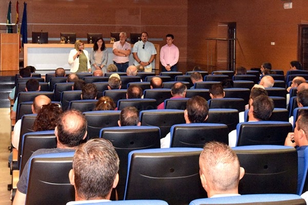 La Presidenta de Diputación reúne a empresarios de la construcción para informarles de la situación de la obra pública de la Institución.