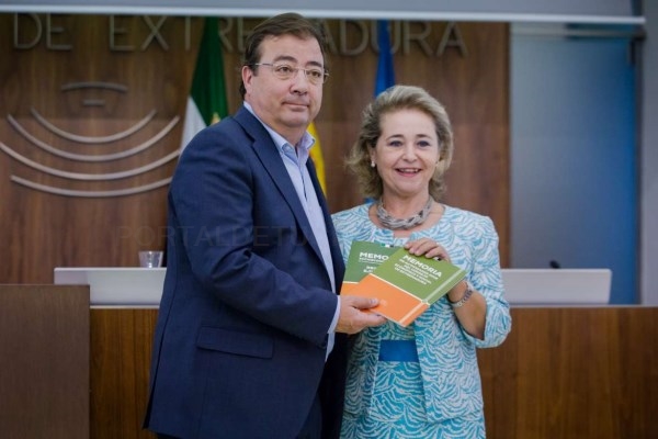 El presidente valora el trabajo del Consejo Económico y Social de Extremadura cuyas aportaciones ayudan a la toma de decisiones futuras.