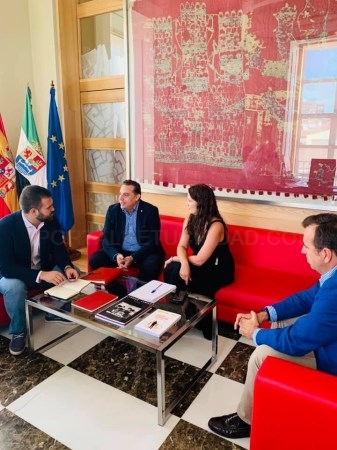 El presidente del Rotary Club Cáceres D. Javier Gutiérrez se reúne con el Alcalde la ciudad D. Luis Salaya.