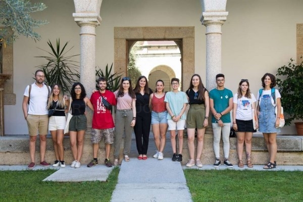 Isabel Gil Rosiña recibe a los integrantes del Campo de Voluntariado Juvenil ‘Art Brut’