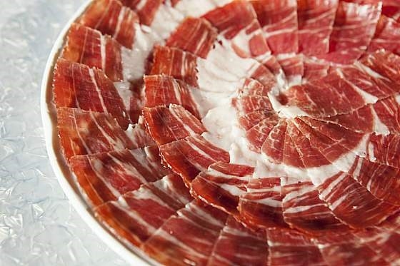 El jamón ibérico de extremadura es un excelente plato lleno de proteínas.