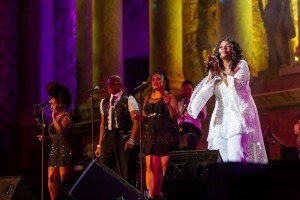 GLORIA GAYNOR convierte el teatro romano en el templo de la música disco.