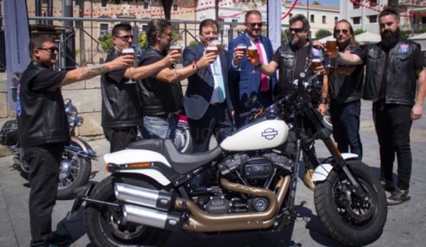 El Presidente de Extremadura,recibe a los embajadores de la campaña “En la carretera, cerveza SIN”.