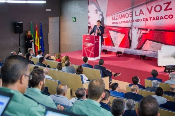El presidente de la Junta apuesta por seguir tendiendo puentes para el progreso del sector tabaquero extremeño.